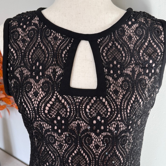 Elegant Black Lace Dress - Picture 3 of 6